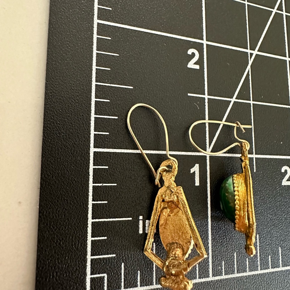 Gold tone Egyptian look earrings with green stone - Picture 5 of 5